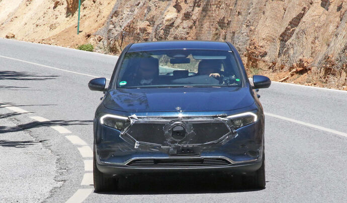 Электрический внедорожник Mercedes EQA Facelift проходит испытания
