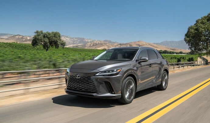 Lexus RX 2023 предлагает три версии: гибридную, подключаемую гибридную и турбо гибридную