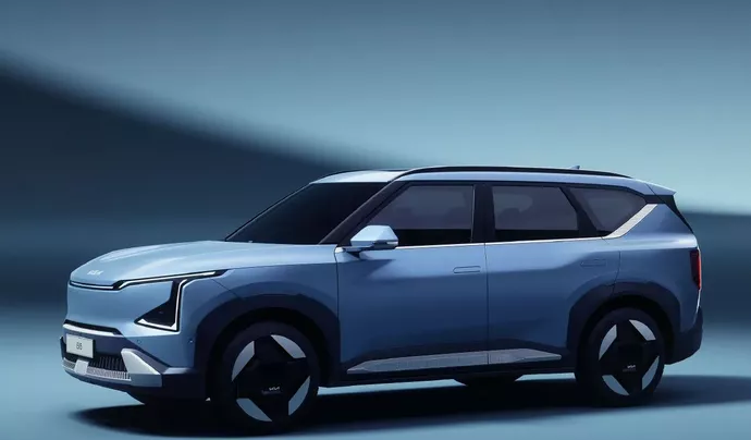 KIA представляет свой первый компактный электрический кроссовер EV5 