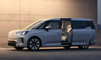 Компания Volvo официально представила электрический минивэн EM90